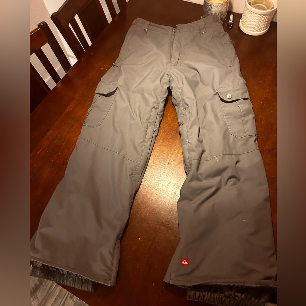 Quiksilver boy’s youth gray ski pants. Size 14. Fabulous condition.
